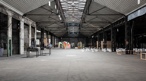 Ausstellungsansicht von Good Space – Communities, oder das Versprechen von Glück in den EAW-Hallen in Esslingen; Foto: Frank Kleinbach