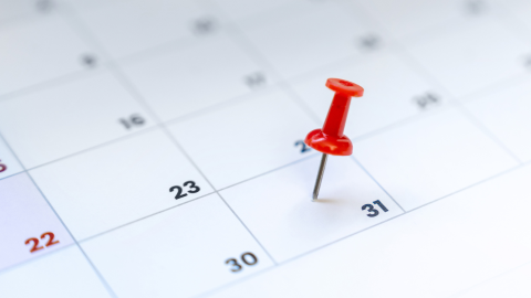 Stichtag 31. Kalender. Eine Nadel steckt im Feld mit der Nummer 31